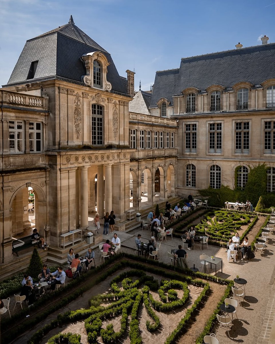Parisianaes1's tweet image. Sunny afternoon surrounded by some architecture