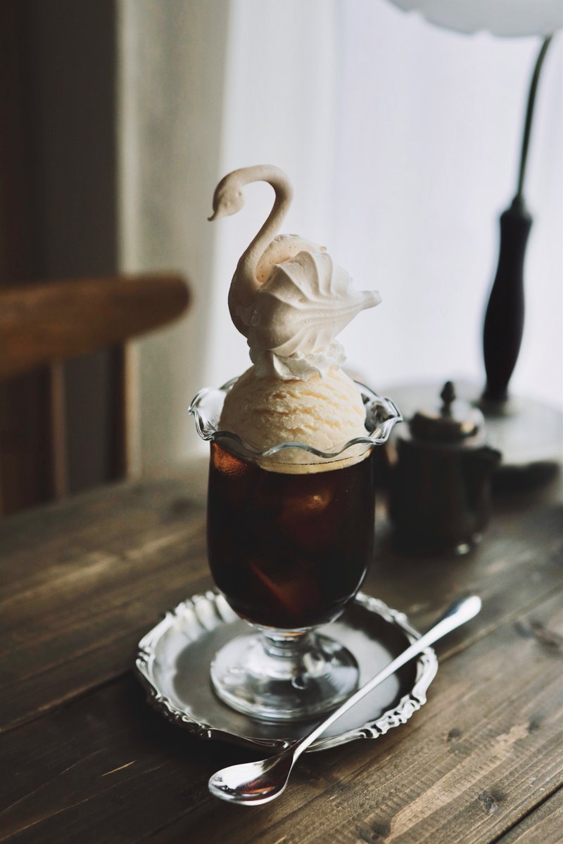 ずっと眺めていたくなる。
メレンゲスワンをのせたコーヒーフロート🦢