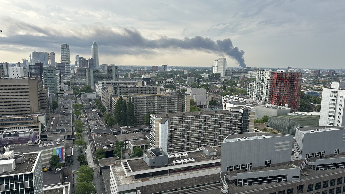 CeesHelmons's tweet photo. Zeer grote uitslaande brand in loods Van Graftstraat Rotterdam

#Rotterdam #Brand #vanGrafstraat https://t.co/Fupkxv0z9T