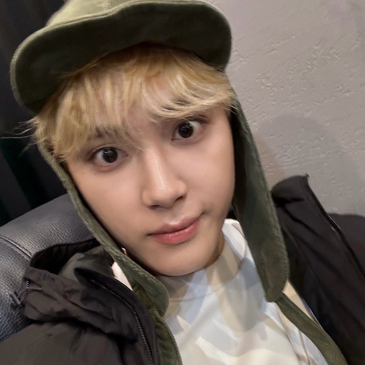KVNFEED's tweet photo. i hope he knows we will love him forever no matter what https://t.co/2ddP96XMJn