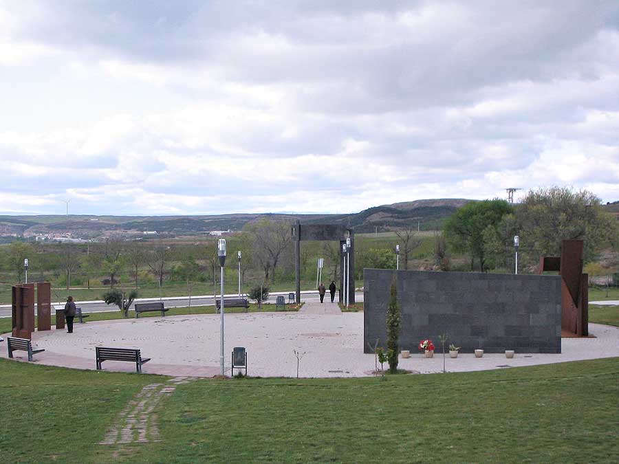 Somos el pueblo de Gernika y Sartaguda, un pueblo con memoria colectiva que conoce muy bien el horror de la guerra.
Por eso y por muchas otras razones, alzamos la voz en este contexto cada vez más belicista, para reclamar una coexistencia pacífica entre los pueblos.