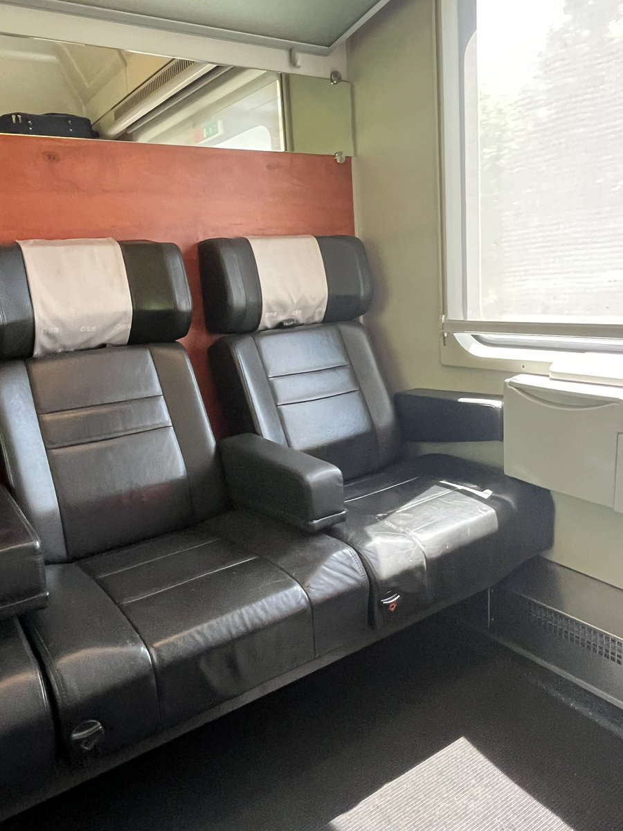 wieder mal ein Versuch <a href="/unsereOEBB/">ÖBB</a>  - das kann nicht euer Ernst sein #nowifi #noworkingopportunity #dirty #outdated (already 3 decades ago) - warum aufs auto verzichten, wenn die Alternative derart erbärmlich ist #wasteoftime #wasteofmoney
Wann gibt’s die @WESTbahn1 in den Süden