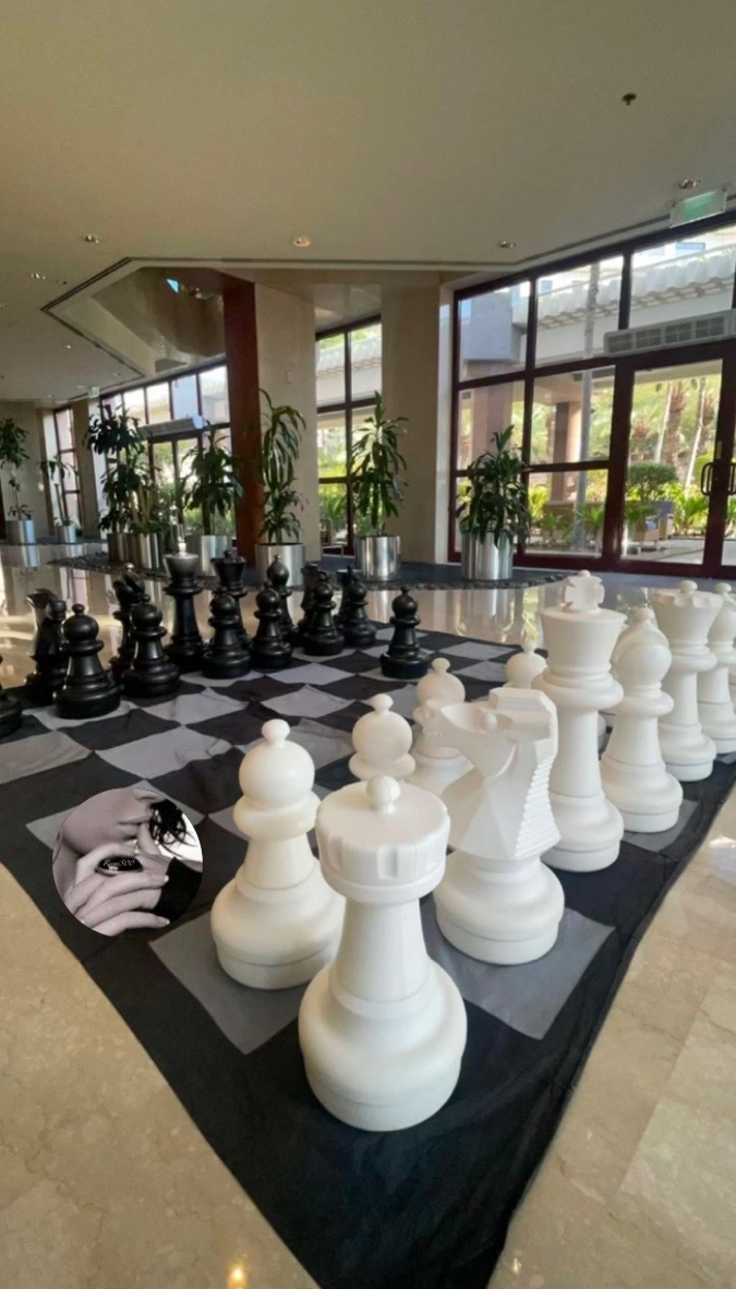 #هذا_المساء 
هُناك أشياء تمنعني أن أُغازلك الآن….
 ولكن النية موجودة ……………………….💭