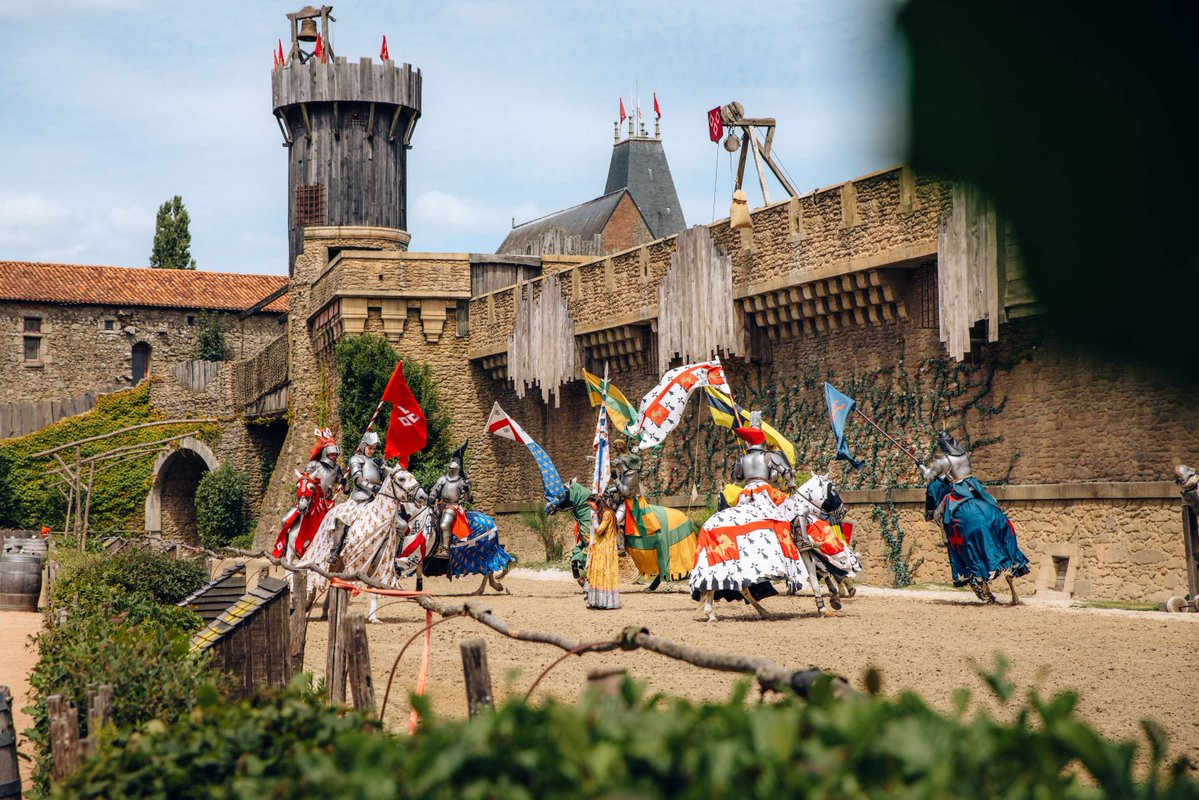 🏰 Devant un rempart de 60 mètres de long et un donjon de plus de 20 mètres de haut, notre spectacle vous plonge en pleine Guerre de Cent ans pour assister au destin héroïque de Jeanne d'Arc, Marguerite la pastourelle et le chevalier Fulgent.

©ArthurAumond
#PuyduFou