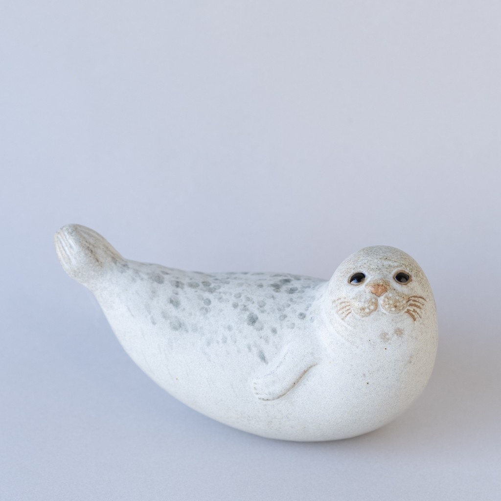 【JIE Knubbsäl（ゴマフアザラシ）】

こちらは1990年初頭に作られたJIEシリーズのゴマフアザラシ。
ゴマフアザラシは、スウェーデンのボーフスレーのシンボルアニマルです。

shop.tonkachi.co.jp/products/lv25-…