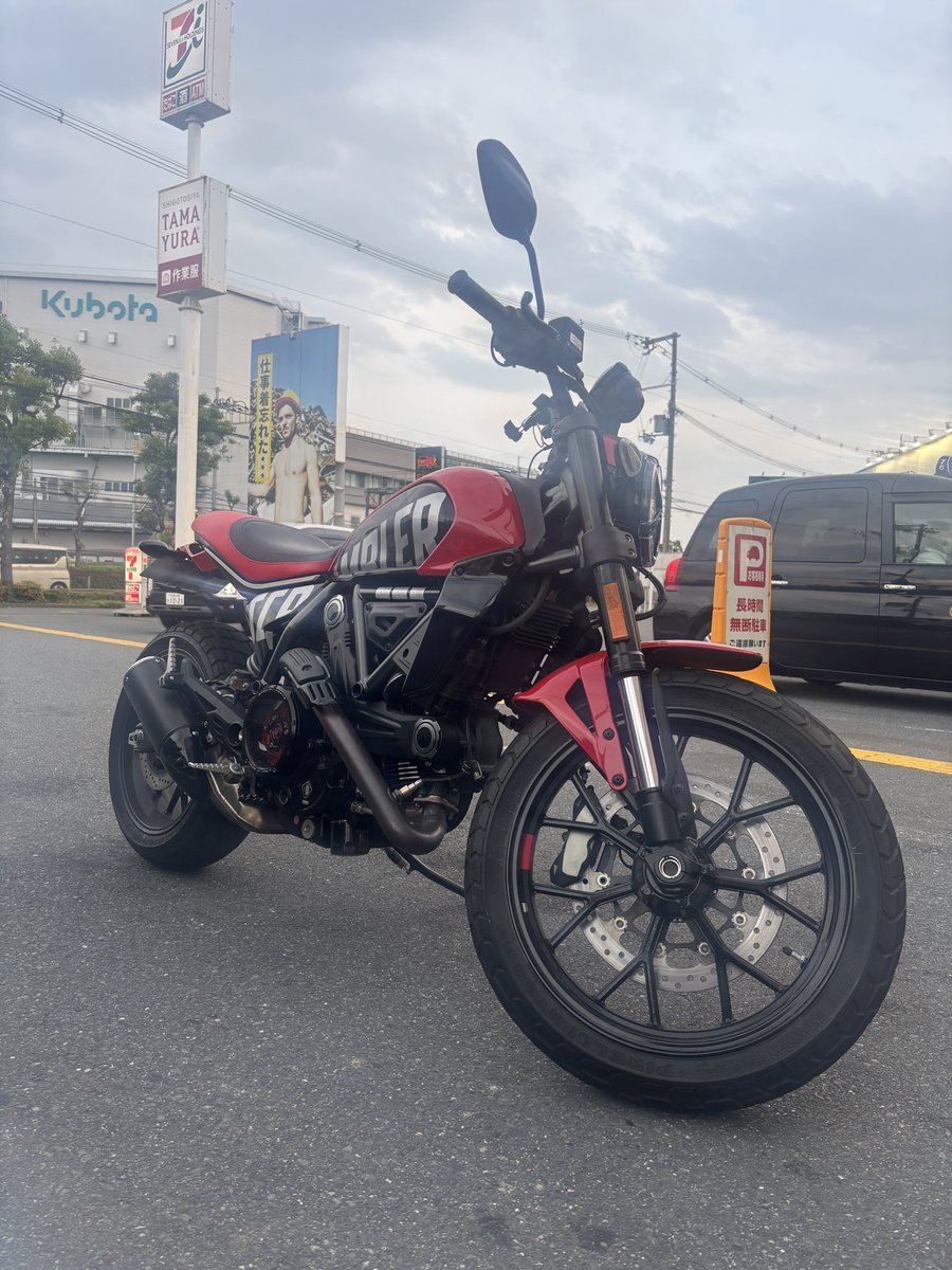 a3y2m0's tweet photo. 3ヶ月ぶりscramblerちゃん🫶🏻
バッテリー上がってなくてよかったよ🫠
君より先にわたしがバテそうだよ暑すぎて🤦‍♀️

セブンイレブン巡り
一番くじ売り切れすぎてて草 https://t.co/L47pbdS235