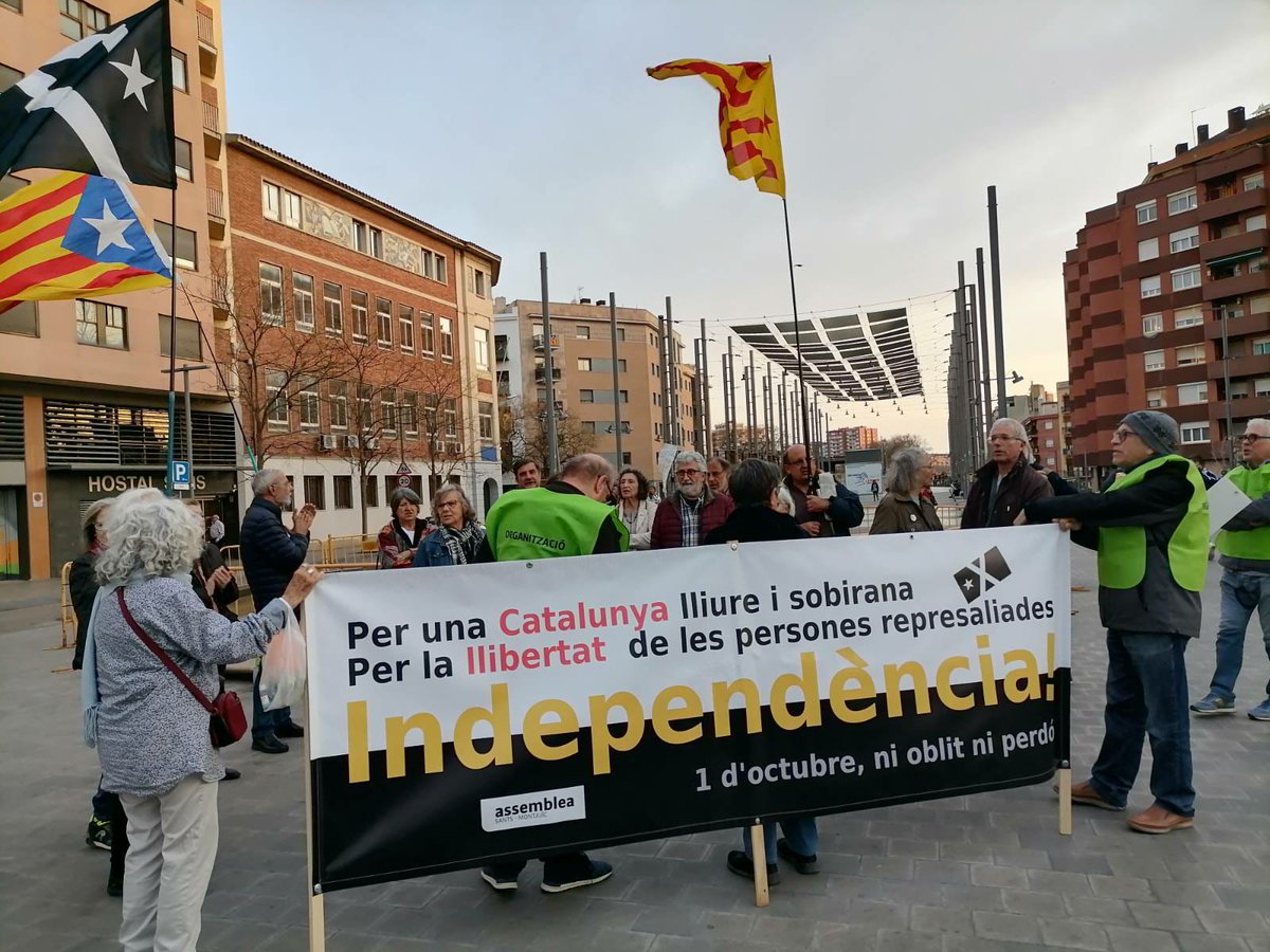 Ens hem cansat de que ens facin sentir estrangers quan parlem en català a Catalunya. 

Només amb la #independència podem normalitzar l'ús del català. 

AVUI DILLUNS a les 20 h, tornarem a ser a la Font Nova de #Sants. I rebrem la Flama del Canigó.