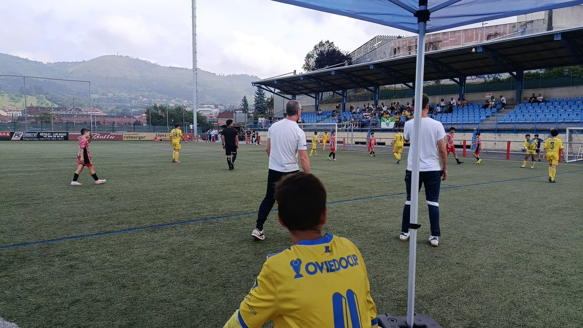 berron_cf_'s tweet photo. Hoy nuestros guerreros y guerreras del #BerrónCF han salido al campo con el corazón por delante, defendiendo nuestros colores en la #AsturiasCup, categoría SUB12. #amarilloesnuestrocorazón💛 #berróntemporada2425 https://t.co/2Zf0Mp8D34