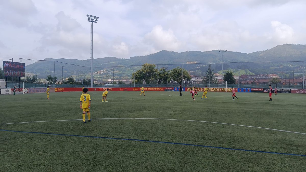 berron_cf_'s tweet photo. Hoy nuestros guerreros y guerreras del #BerrónCF han salido al campo con el corazón por delante, defendiendo nuestros colores en la #AsturiasCup, categoría SUB12. #amarilloesnuestrocorazón💛 #berróntemporada2425 https://t.co/2Zf0Mp8D34