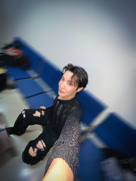 JhopeNews_'s tweet photo. 📸|  Bom diaaaaaa! 
Novas fotos para meu  canal  favorito do insta:
Hope_to (@/bts.bighitofficial)

”Como o Hobi passa o tempo de espera✍️🕺📸”

✨ https://t.co/u9EZthIT5t