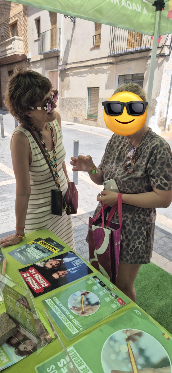 Carolvilartw's tweet photo. Ayer, en la mesa informativa en Artana (Castellón), me hicieron esta foto. Y se ve disfrutando. 😎
Pues sí, es un honor poder formar parte de este proyecto. @CastellonVox  @vox_es
#Moncofar #Moncofa #voxmoncofar 
#SoloQuedaVox 💪🏻💚 https://t.co/rxGH5U4P57