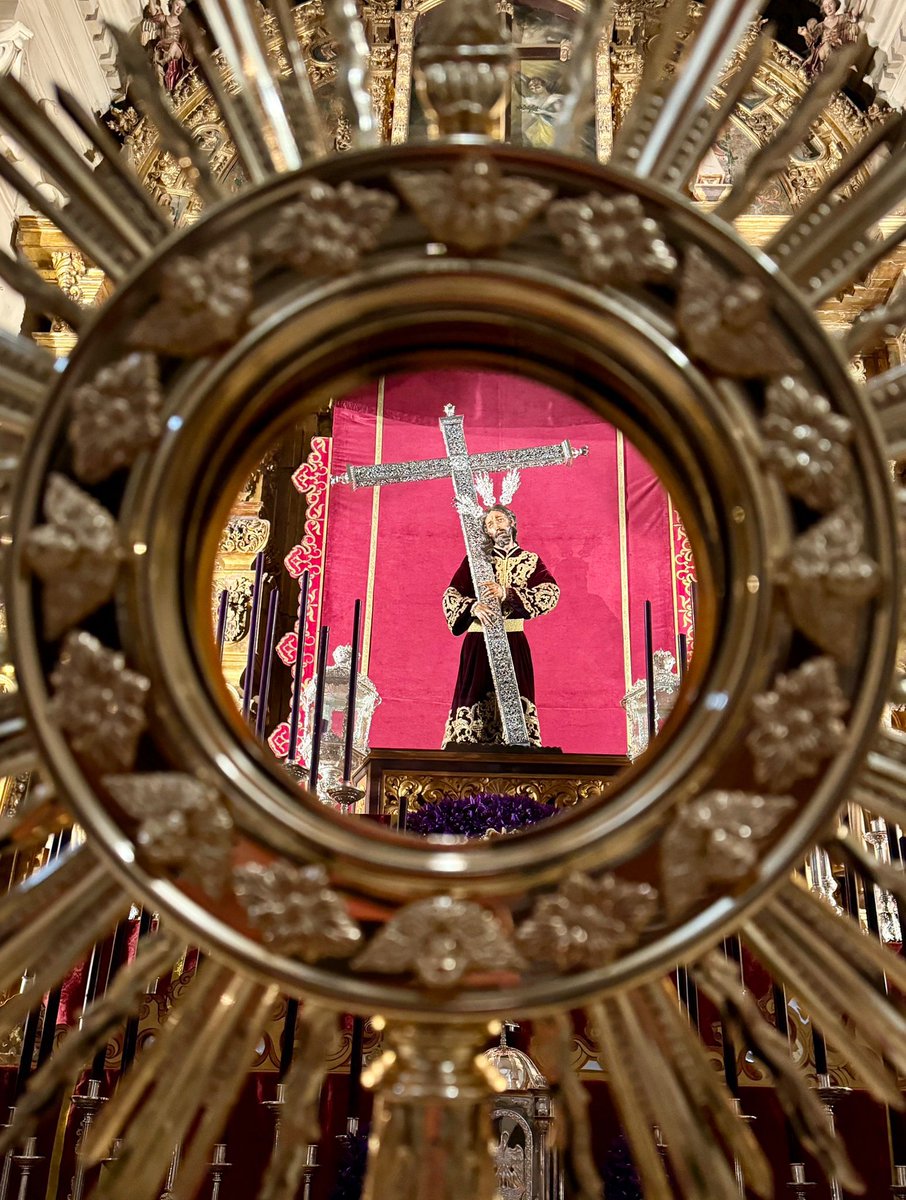 Solemnidad del Santísimo Cuerpo de Cristo.
Evangelio según san Lucas (11b-17) |

«Comieron todos y se saciaron».

📷 Rafael Cortés.

#silenciohdad #EvangelioDeHoy #PalabraViva