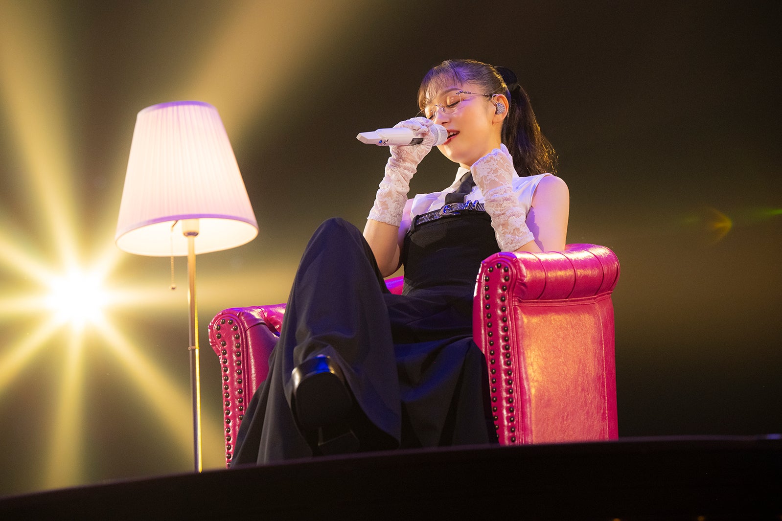 西野、白石などコンプ多数 クリスマスライブ衣装3 ライブ中盤で真っ白なドレスに着替えた西野カナ。衣装チェンジ