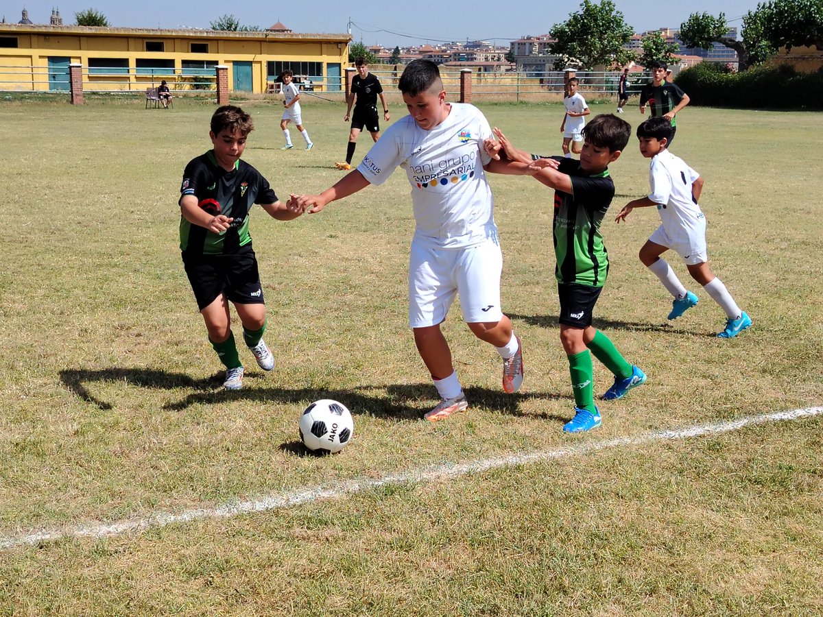 ¡Solo queda la gran final! Clasificación definida a falta de los dos primeros puestos:

San José Obrero 3-0 Hergar B

Jai Alai 3-0 Alba de Tormes

#VamosHergar #TodoAlRojo