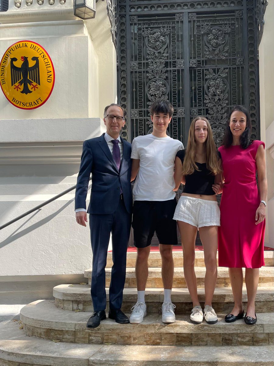 My mandate as 🇩🇪 Amb. to 🇷🇴 has now officially ended. Mulţumesc 🙏 to the wonderful people of this lovely country ❤️, always a constructive &amp; reliable partner in EU &amp; NATO.
It's been a privilege for us to contribute to our 🇩🇪-🇷🇴 friendship, today closer + more important than ever