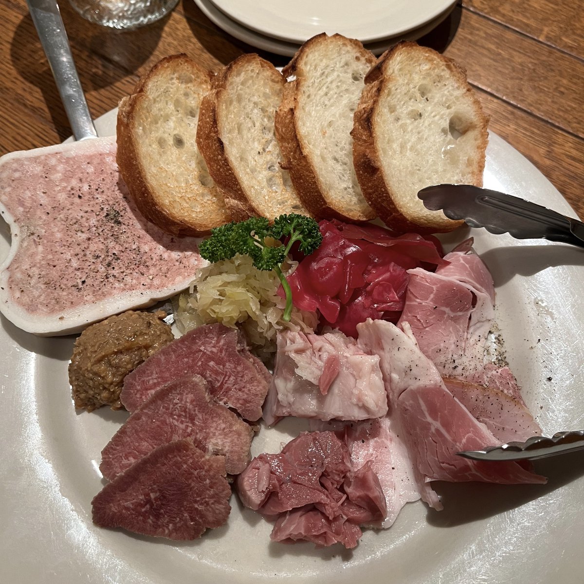 cookingwithdog's tweet photo. I visited Tsubame Kitchen Marunouchi, located inside Marunouchi OAZO, just outside the JR Tokyo Station Marunouchi North Exit gate. 👩‍🍳😍 This time, I ordered:
• Tsubame-style Hamburg Steak
• Cold Hors d’Oeuvres Platter
• Stuffed Fruit Tomato Salad

The Signature Dish: Tsubame-style Hamburg Steak
It’s served wrapped in puffed-up aluminum foil—you can’t help but exclaim, “Wow!” When you cut open the foil with a knife, a generous helping of beef stew is revealed, covering a large Hamburg steak. The appearance and aroma alone bring a smile to your face.

The side dish is a large whole potato, grilled with the skin on. It seems to be parboiled first and then grilled—fluffy on the inside and nicely roasted on the outside, making it delicious as-is. When you slice into the juicy Hamburg steak, you’ll find green beans underneath—a delightful touch! It’s a dish that’s hearty and satisfying, even for male diners with bigger appetites.

Cold Hors d’Oeuvres Platter
We shared this among three people. The assortment included pâté, sliced beef tongue, homemade ham, homemade Eisbein, two types of sauerkraut, and baguette slices—an array of house-made delicacies. Everything paired wonderfully with beer.

Stuffed Fruit Tomato Salad
A peeled whole tomato stuffed with chicken salad, topped with a vibrant, tangy orange-colored sauce that was simply exquisite! The chicken salad tucked inside the tomato makes this dish a favorite—both in flavor and presentation.

This restaurant takes pride in using fresh meat purchased whole and preparing everything in-house without preservatives or artificial seasonings. It’s a place where you can truly dine with peace of mind.

JR東京駅・丸の内北口改札を出てすぐ、丸の内オアゾ内にある「つばめキッチン 丸の内店」へ行ってきました。
今回注文したのは、
・つばめ風ハンブルグステーキ
・冷製オードブル盛り合わせ
・フルーツトマトのファルシーサラダ

看板メニューの「つばめ風ハンブルグステーキ」
ふっくらと膨らんだアルミホイルに包まれた状態で提供され、思わず「わあっ」と声が出てしまいます。ナイフでホイルを切り開くと、大きなハンブルグステーキの上にビーフシチューがたっぷり！その見た目と香りに思わず口元が緩みます。
付け合わせは、皮付きのまま丸ごとグリルされた大きなじゃがいもが1個。下茹でされたあとグリルされているようで、中はホクホク、皮は香ばしく、そのまま丸ごと美味しくいただけます。ジューシーなハンブルグを切り開くと、その下にはインゲン豆が敷かれていて嬉しいポイント！男性客でも満足できる一皿です。

冷製オードブル盛り合わせ
3人でシェアしました。内容は、パテ、牛タンスライス、自家製ハム、自家製アイスバイン、2種のザワークラウト、バゲットスライスなど手作りのオードブルが盛りだくさん。どれもビールによく合います。

フルーツトマトのファルシーサラダ
湯むきした丸ごとのトマトの中にチキンサラダを詰めたもので、上にかかっている酸味の効いたオレンジ色のソースが絶品！
そしてトマトの中にはチキンサラダが詰め込まれ、味も見た目もお気に入りの一品です。

こちらのお店のこだわりは、「一頭買いした肉の鮮度にこだわり、保存料、化学調味料は使わず自社キッチンで手作り」とあります。安心して楽しめるお店です。