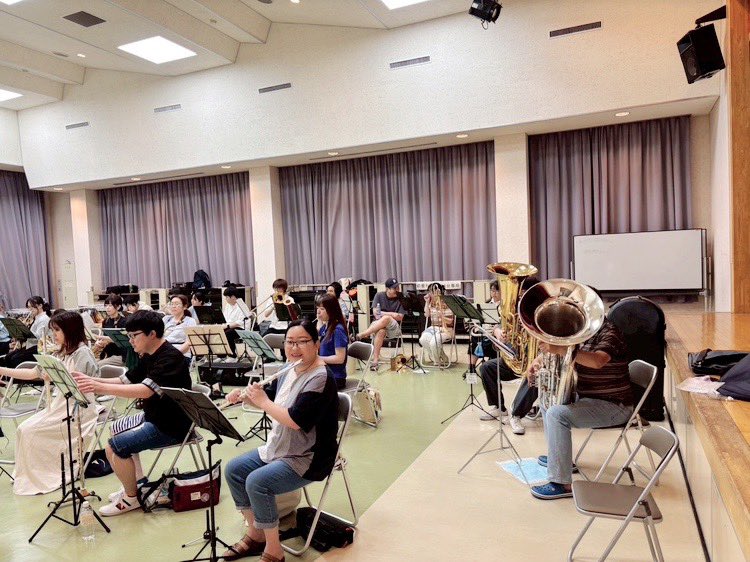 sqh83q's tweet photo. 6/21(土)

見学の方や賛助さんがいらっしゃって人数多めに見えた練習でした😆
打楽器さんは熱心に作戦会議(パート決め)してましたよ！✍🏻

関係ないですが
今、ホタルがアツいです💡
(中の人練習後に見にいきました)

#吹奏楽
#前橋 https://t.co/7Tmy3XDNrM
