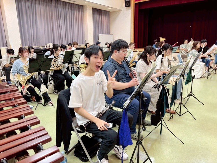 sqh83q's tweet photo. 6/21(土)

見学の方や賛助さんがいらっしゃって人数多めに見えた練習でした😆
打楽器さんは熱心に作戦会議(パート決め)してましたよ！✍🏻

関係ないですが
今、ホタルがアツいです💡
(中の人練習後に見にいきました)

#吹奏楽
#前橋 https://t.co/7Tmy3XDNrM