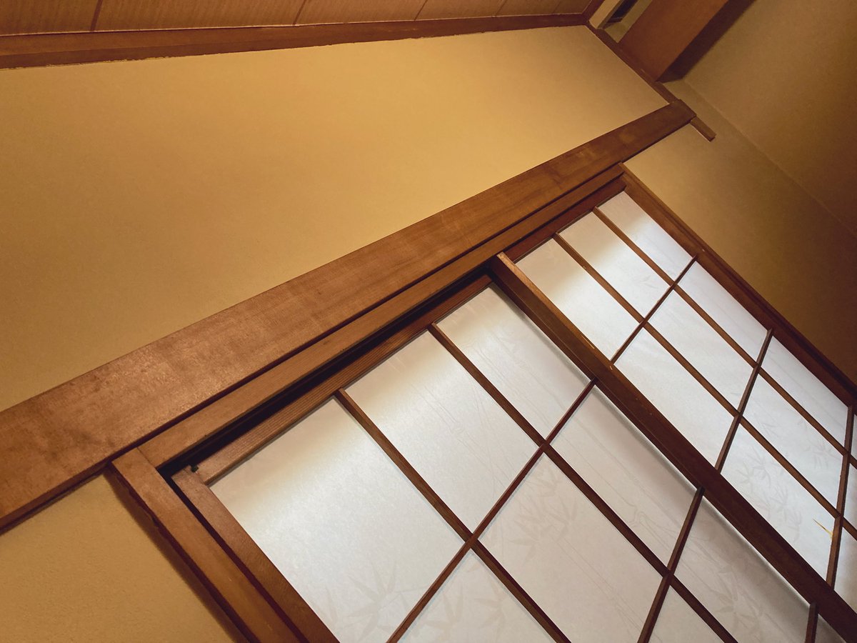 #ぱせりあのね 
#ぱせりめーる 
無事に和室の塗装完了したど〜🎨🫟🐈‍⬛
今回はお父さんとの協働作業👨

ペンキ塗り塗りする前の写真を撮り忘れてしまった、、