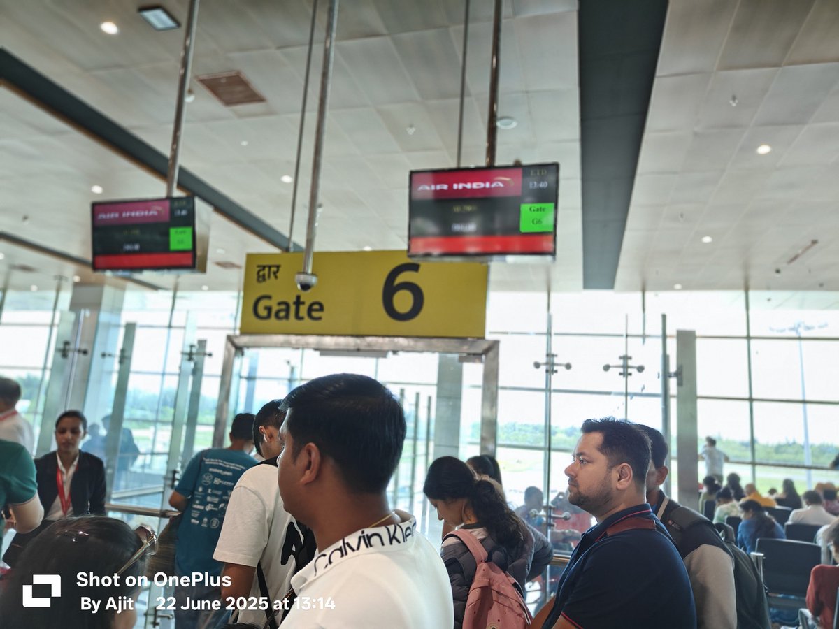 dr_ranchi's tweet image. Dehradun Airport needs more seating chairs inside the airport building for the passengers who have to board the plane.
A lot of passengers &amp;amp; kids  were seen sitting  on the floor.
@RamMNK
@AAI_Official
Please 🙏 
@aaiuttarakhand
#basicamenities