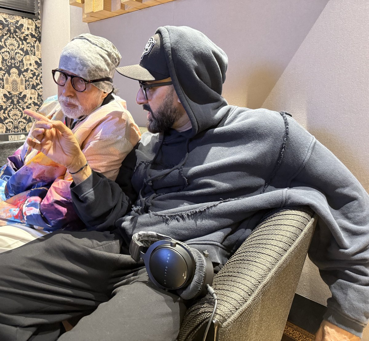 TheSajidKhan07's tweet image. World Best Father &amp;amp; Son . 💝🌎

Shree @SrBachchan sir &amp;amp; @juniorbachchan Bhai 💝😊

#AB #AB #Bachchan #Bachchans