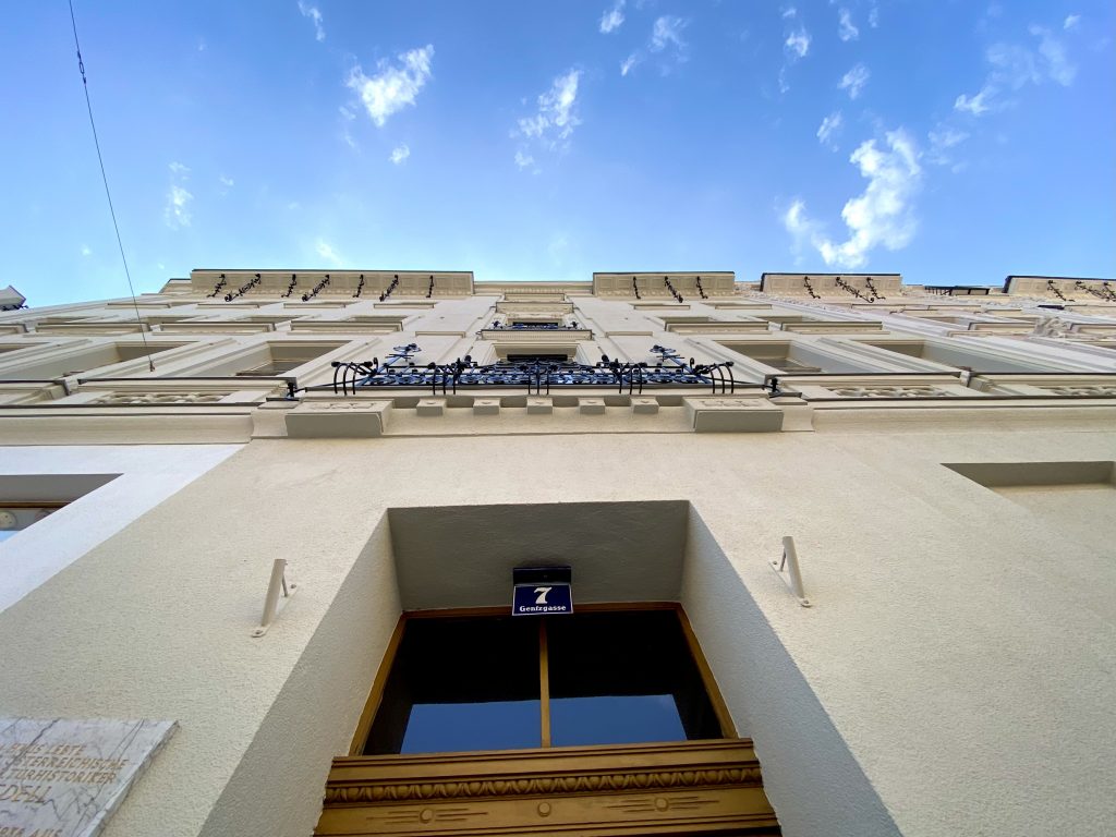 O 16 de marzo de 1938, ás 10 da noite, o escritor, actor e filósofo cultural Egon Friedell, desde o terceiro piso desta casa de Viena, pediulles aos transeúntes que se apartaran e logo tirouse para evitar ser detido por dous axentes das SA que preguntaban polo "xudeu Friedell".