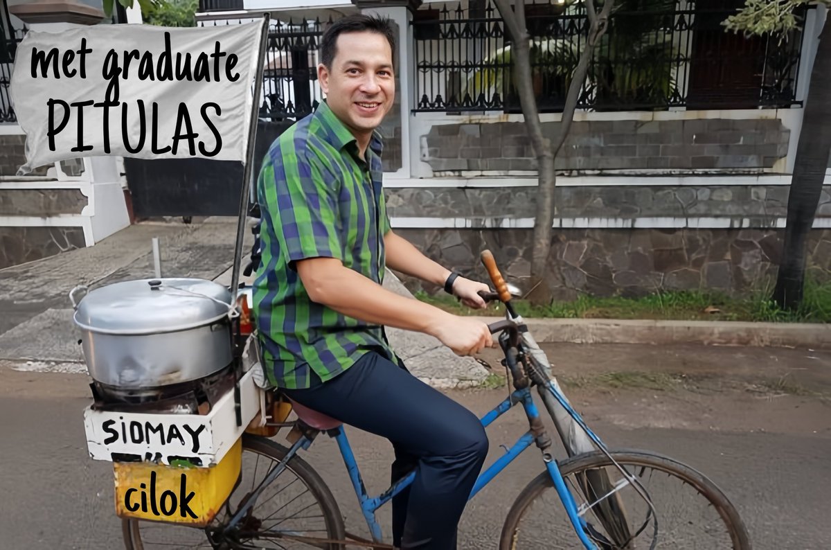 Seorang abang cilok dan siomay sepeda, menggoes dengan semangat hingga sampai ke depan markas (sebut saja begitu) <a href="/WEAREPI2LAS/">PITULAS</a> memenuhi ucapan asbun pemesannya. 

"Permisi bang, kiriman siomay dan cilok dari Varel. Katanya sebelum graduate monggo dimakan dulu."