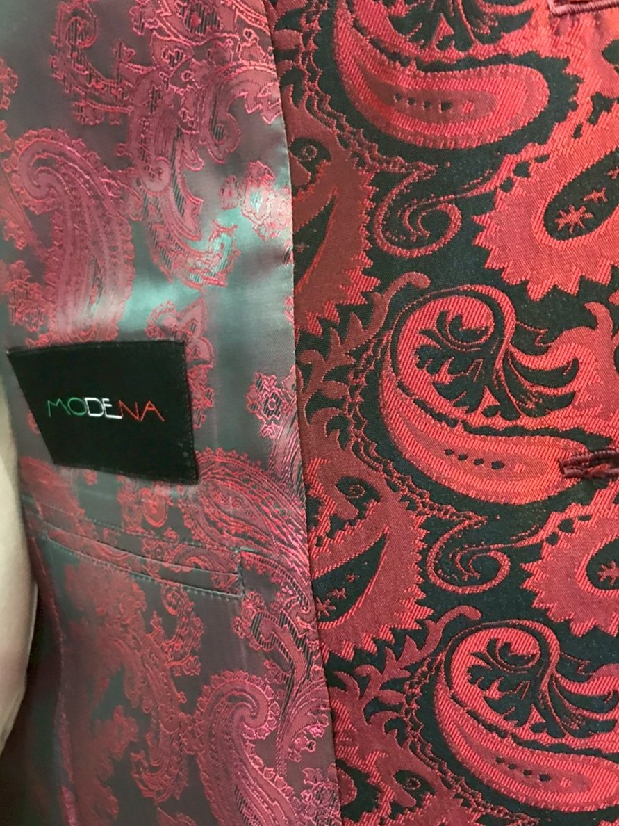 ModenaSuit's tweet photo. レッド＆ブラック ペイズリスーツをご紹介します
大胆な柄と洗練されたテーラリングが融合したこのユニークなデザイン
ラグジュアリーとスタイルが完璧に融合した

Discover sophisticated style with our striking Red&amp;Black Paisley Suit. 

Line : @modena.suit
#オーダースーツ
#新商品 #NewArriva https://t.co/ouMES3h5Ff