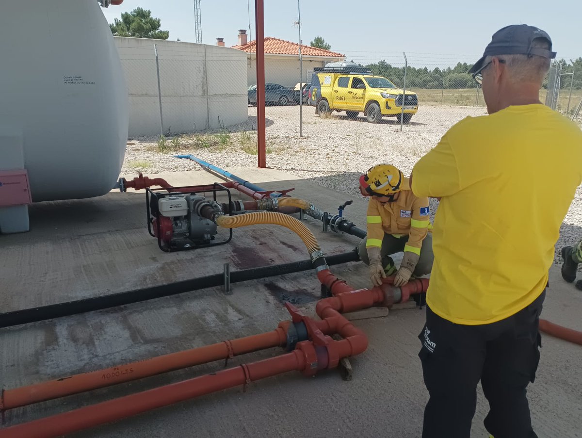 Plan_INFOCAM's tweet photo. 🔖 Actualización y capacitación para el uso de la base de carga para los aviones anfibios en #Peralveche en #Guadalajara.
🛩️ #INFOCAM de @gobjccm dispone de 5 aviones anfibios con capacidad de cargar 3.100 litros de agua, uso de retardante y con posibilidad de carga en vuelo sobre láminas de agua.