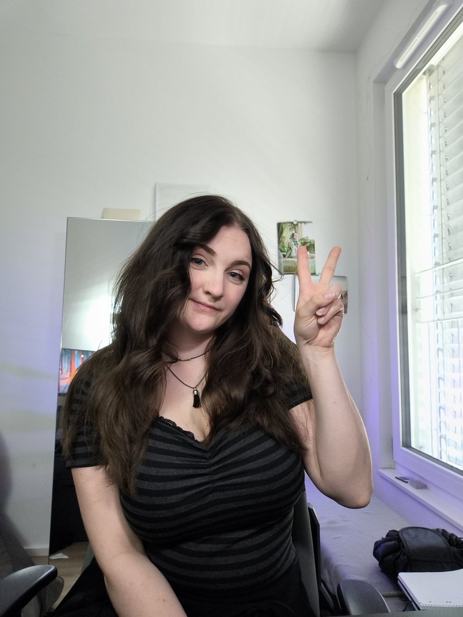 I am baaack!
Today we're playing #deltarune
I AM SO HYPED, COME JOIN
👉🏻 twitch.tv/less_of_a_mess 👈🏻