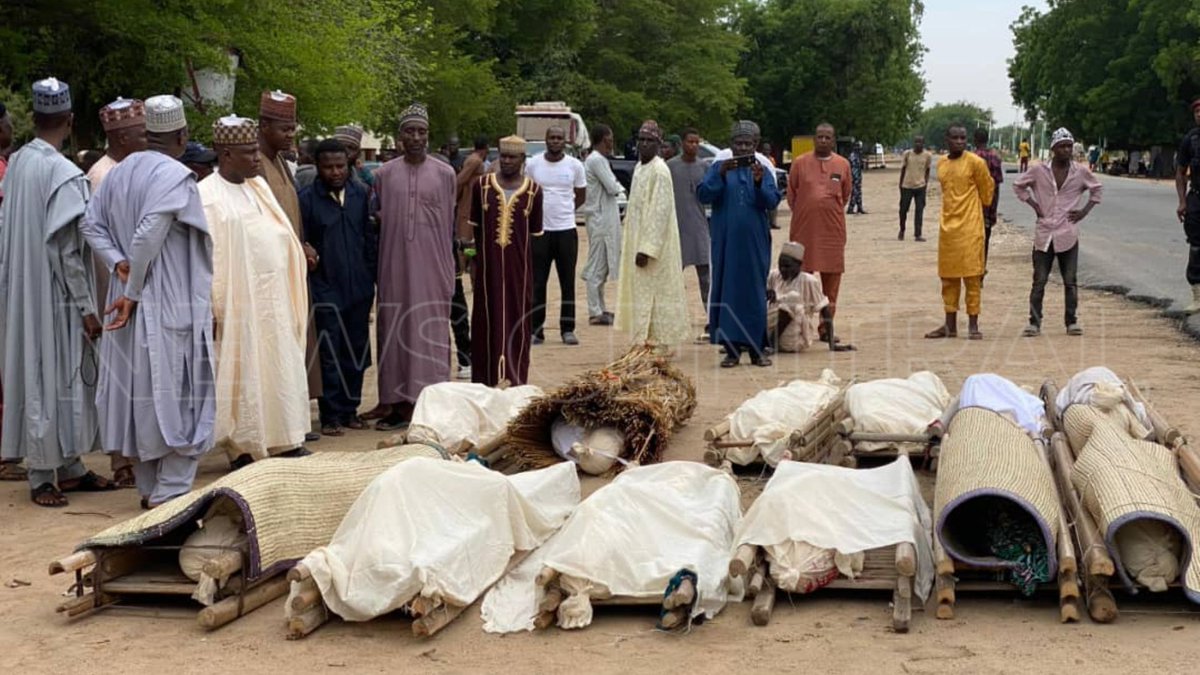 AhmadouAtafa's tweet photo. #Nigeria: une kamikaze se fait exploser dans le marché aux poissons de #Konduga dans l'État de #Borno le 20 juin. 20 morts et 16 blessés parmi les membres d'une milice armée antiterroriste. Les habitants et le gouvernement de la zone ont prié et enterré les victimes ce 21 juin. https://t.co/jhJJMNumRF