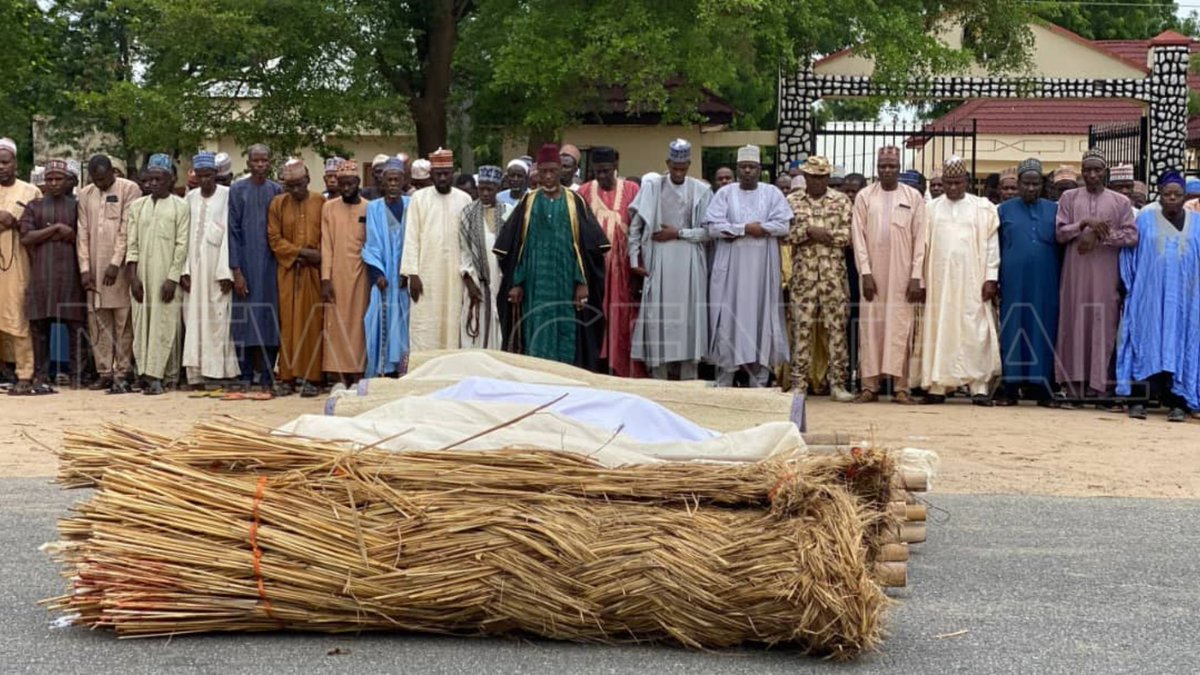 AhmadouAtafa's tweet photo. #Nigeria: une kamikaze se fait exploser dans le marché aux poissons de #Konduga dans l'État de #Borno le 20 juin. 20 morts et 16 blessés parmi les membres d'une milice armée antiterroriste. Les habitants et le gouvernement de la zone ont prié et enterré les victimes ce 21 juin. https://t.co/jhJJMNumRF