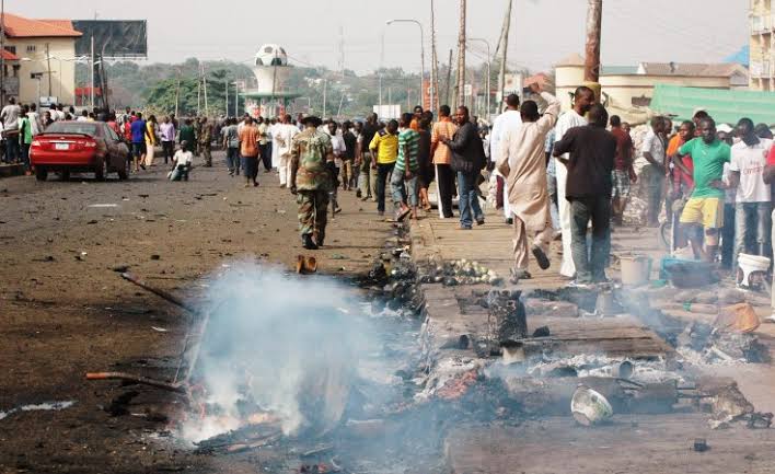 AhmadouAtafa's tweet photo. #Nigeria: une kamikaze se fait exploser dans le marché aux poissons de #Konduga dans l'État de #Borno le 20 juin. 20 morts et 16 blessés parmi les membres d'une milice armée antiterroriste. Les habitants et le gouvernement de la zone ont prié et enterré les victimes ce 21 juin. https://t.co/jhJJMNumRF