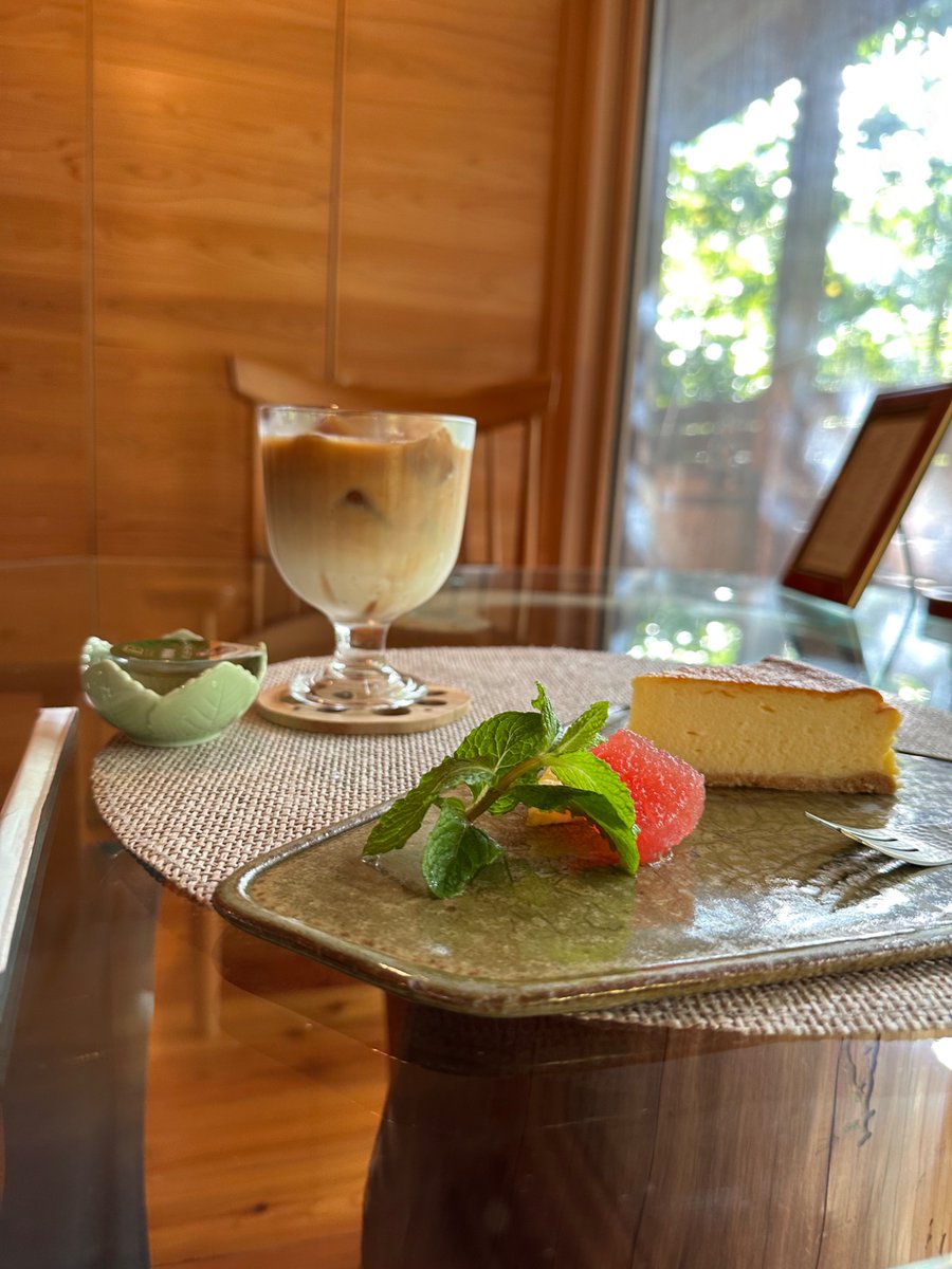 x_fcFree7F's tweet image. 静かな午後に、優しい光と甘いチーズケーキ。
ひんやりカフェラテと木漏れ日の中で、ちょっとひと休み。
#カフェ時間 #チーズケーキ #カフェ巡り #スイーツタイム
#和 nodoca