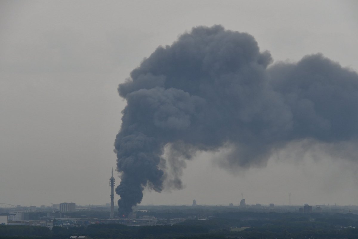 Grote brand in Rotterdam zichtbaar vanuit Spijkenisse