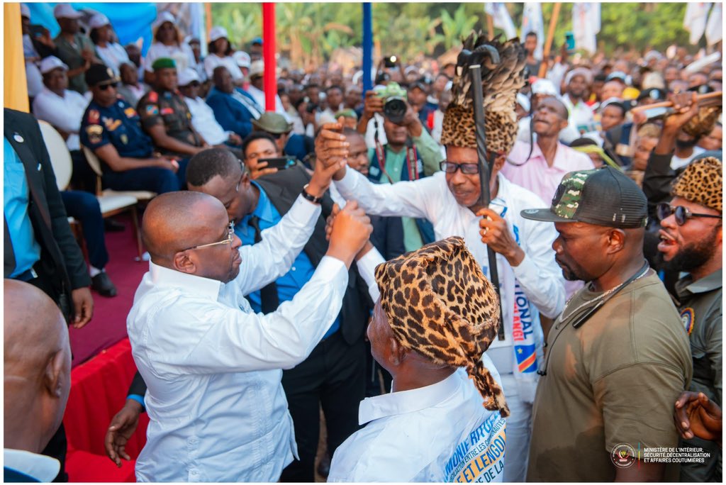 shabani_lukoo's tweet photo. #TSHOPO : RÉCONCILIATION HISTORIQUE À #OSIO ENTRE LES MBOLE ET LES LENGOLA

En mission d’itinérance dans la province de la Tshopo, j’ai eu l’honneur de présider, ce samedi 21 juin 2025 à Osio, une cérémonie coutumière de grande portée symbolique : la réconciliation entre les communautés Mbole et Lengola, après trois années de conflit.

Entouré d’une délégation officielle venue de Kinshasa — ministres, députés, cadres du Ministère de l’Intérieur et notables — j’ai assisté au rituel ancestral qui symbolise « l’enterrement de la hache de guerre ». Un engagement solennel des deux communautés à vivre désormais en paix et à œuvrer pour une cohabitation harmonieuse.

Sur instruction ferme du Chef de l’État Félix TSHISEKEDI, un processus amorcé en décembre 2024 lors du Forum pour la paix, réconciliation et le développement de la Tshopo, organisé par le Ministère de l’Intérieur suit son cours de consolidation de la paix et la cohésion communautaire.

J’ai exhorté les deux parties à respecter les engagements pris et mis en garde contre toute tentative de retour en arrière.

Osio, sur la rive gauche, devient ainsi le symbole d’un nouveau départ. L’unité et la réconciliation doivent désormais guider les pas de ces deux peuples frères en démontrant à quiconque que le cœur du grand Congo bat avec courage et amour.