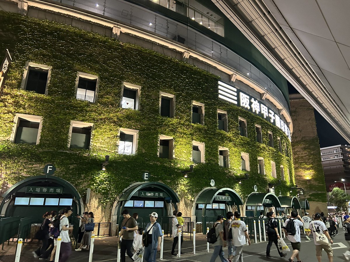 ngrkcl's tweet image. 先週木曜は10数年ぶりの甲子園観戦！推しのデュプランティエ投手の圧巻投球。この上なく快適な三ツ矢サイダーボックスシートにて。