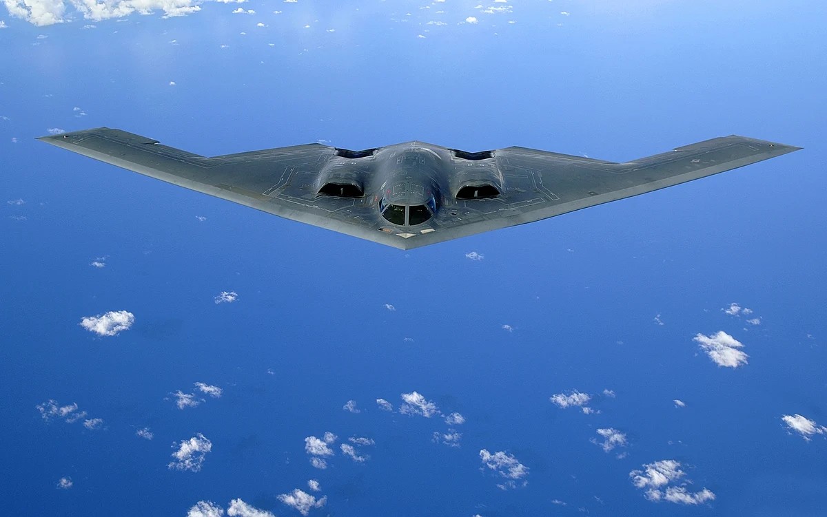 1/ ¿Sabías que el B-2 Spirit es el bombardero más avanzado (y caro) jamás construido?

Este "fantasma volador" puede atacar cualquier punto del planeta sin ser detectado. ¡Vamos a desglosar por qué es una maravilla de la ingeniería militar!  #B2 #IsraeliranWar