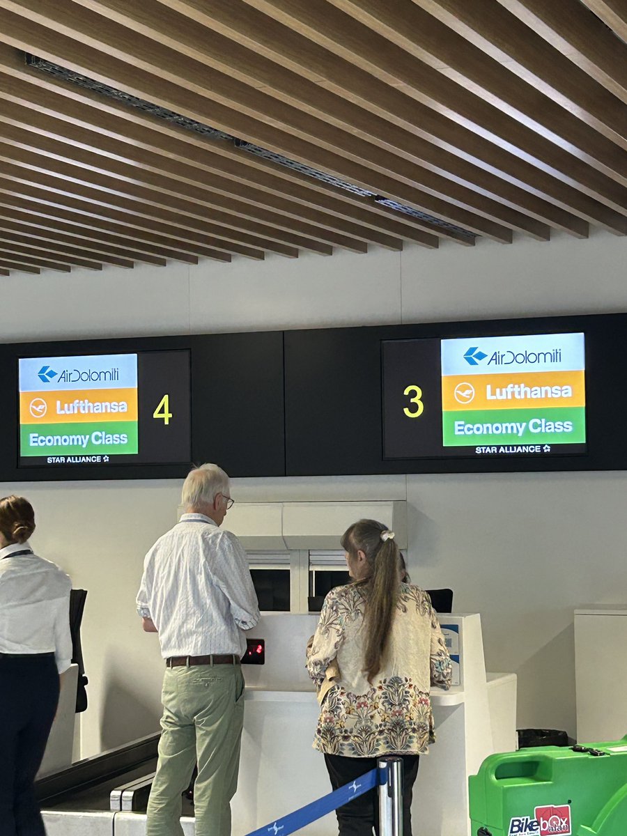 Liebe <a href="/Lufthansa_DE/">Deutsche Lufthansa</a> , wie soll der geneigte Pasaagier in Verona wissen, wann er sein Gepäck aufgeben darf? Check-in Beginn zwei Stunden vor Abflug und unfreundlichstes Personal. Wenn es so ist: warum stehen da keine Destinionen? Das ist nicht mal 4-Sterne-Service.