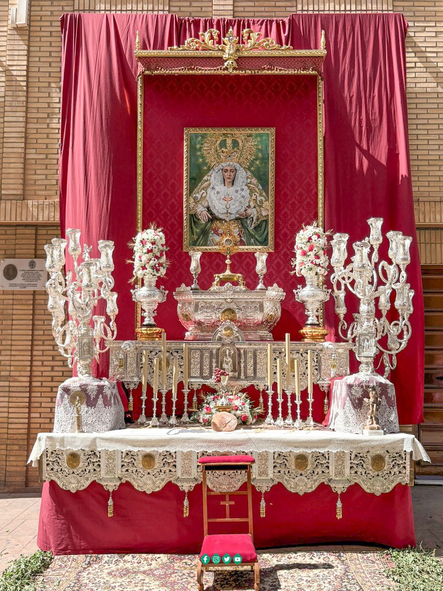 ¡Alabado sea el Santísimo Sacramento del Altar!

Un año más, nuestra Hermandad vive intensamente en este día de júbilo con el montaje de un altar efímero en la puerta de las Siervas de María. 

Con motivo del Año Jubilar, el mismo lo preside una pintura de la Esperanza Macarena.