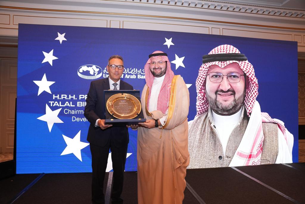 AAzizTalal's tweet image. سعدت بتسلم جائزة الرؤية القيادية لعام 2025 من اتحاد المصارف العربية، ضمن فعاليات القمة المصرفية العربية الدولية، المقامة في باريس برعاية من فخامة الرئيس إيمانويل ماكرون
نشكر اتحاد المصارف العربية على هذا التكريم الذي يجسد إيماننا المشترك بأهمية التمويل الرشيد والتنمية المستدامة،…