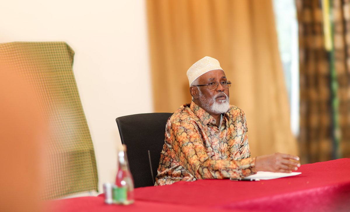 Abdijaliilsamow's tweet image. Daqiiqado kaddib waxaa lagu wadaa in garoonka diyaaradaha ee magaalada Garowe uu ka dego Madaxweynaha dowlad-goboleedka Jubbaland, Mudane Axmed Maxamed Islaam (Axmed Madoobe), oo booqasho rasmi ah ku imaanaya Puntland.
Soo dhaweyntiisa ayaa si heer sare ah loo diyaariyay, waxaana…