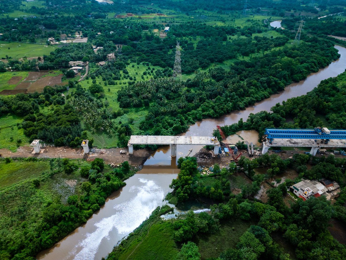 River bridge over the Darotha River in Valsad, Gujarat has been completed for the Mumbai-Ahmedabad #BulletTrain project. Spanning 80 meters with two 40m SBS girders, the bridge stands on an 18m high, 5m wide circular pier between Boisar and Vapi stations.