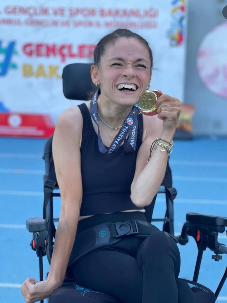 Yalova’mızın gururu Canan Doğan, İstanbul Burhan Felek’te düzenlenen Türkiye Para Atletizm Şampiyonası’nda 100 metre yarışında kendi rekorunu kırarak altın madalyanın sahibi oldu🥇

Engelleri azmiyle aşan, inancıyla imkânsızı başaran Canan Doğan’ı yürekten tebrik ediyor; bu