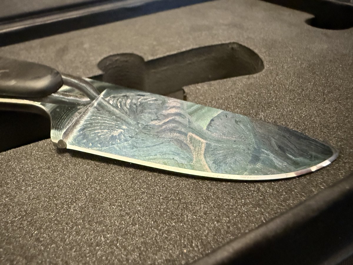 sternenko's tweet image. 🔪Сьогодні ще розіграємо топовий ніж!

Це — «Поганка» від Крави. 
Ніж не тільки красивий, а і фактично ексклюзивний, бо такі більше випускатися не будуть. 

Правила участі як завжди: кидайте 300 гривень або більше на ось цю банку send.monobank.ua/jar/2JbpBYkhMv

Більша сума, кратна 300 —…