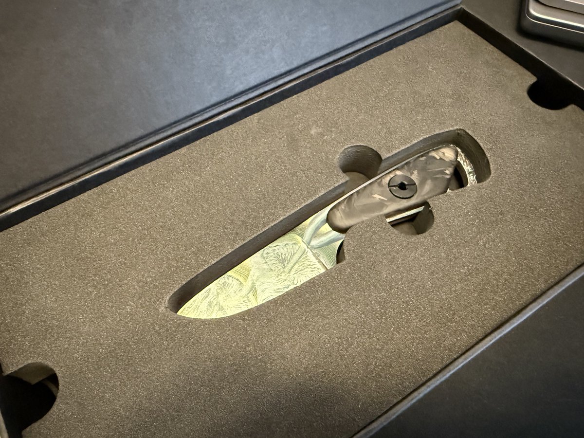 sternenko's tweet image. 🔪Сьогодні ще розіграємо топовий ніж!

Це — «Поганка» від Крави. 
Ніж не тільки красивий, а і фактично ексклюзивний, бо такі більше випускатися не будуть. 

Правила участі як завжди: кидайте 300 гривень або більше на ось цю банку send.monobank.ua/jar/2JbpBYkhMv

Більша сума, кратна 300 —…