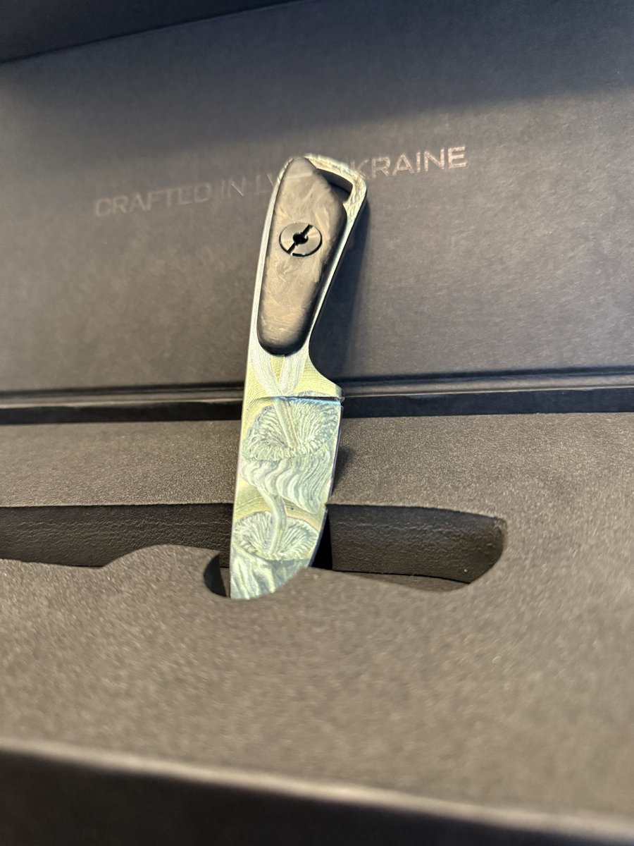 sternenko's tweet image. 🔪Сьогодні ще розіграємо топовий ніж!

Це — «Поганка» від Крави. 
Ніж не тільки красивий, а і фактично ексклюзивний, бо такі більше випускатися не будуть. 

Правила участі як завжди: кидайте 300 гривень або більше на ось цю банку send.monobank.ua/jar/2JbpBYkhMv

Більша сума, кратна 300 —…