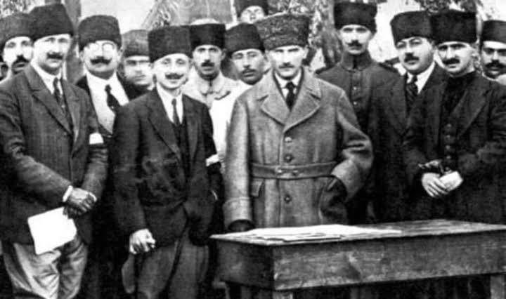 “Milletin istiklalini yine milletin azim ve kararı kurtaracaktır.” 🇹🇷

106 yıl önce Amasya Genelgesi’ni yayınlayarak Milli Mücadelemizin ilk adımını atan başta Gazi Mustafa Kemal Atatürk olmak üzere tüm kahramanlarımızı saygı ve rahmetle anıyorum.