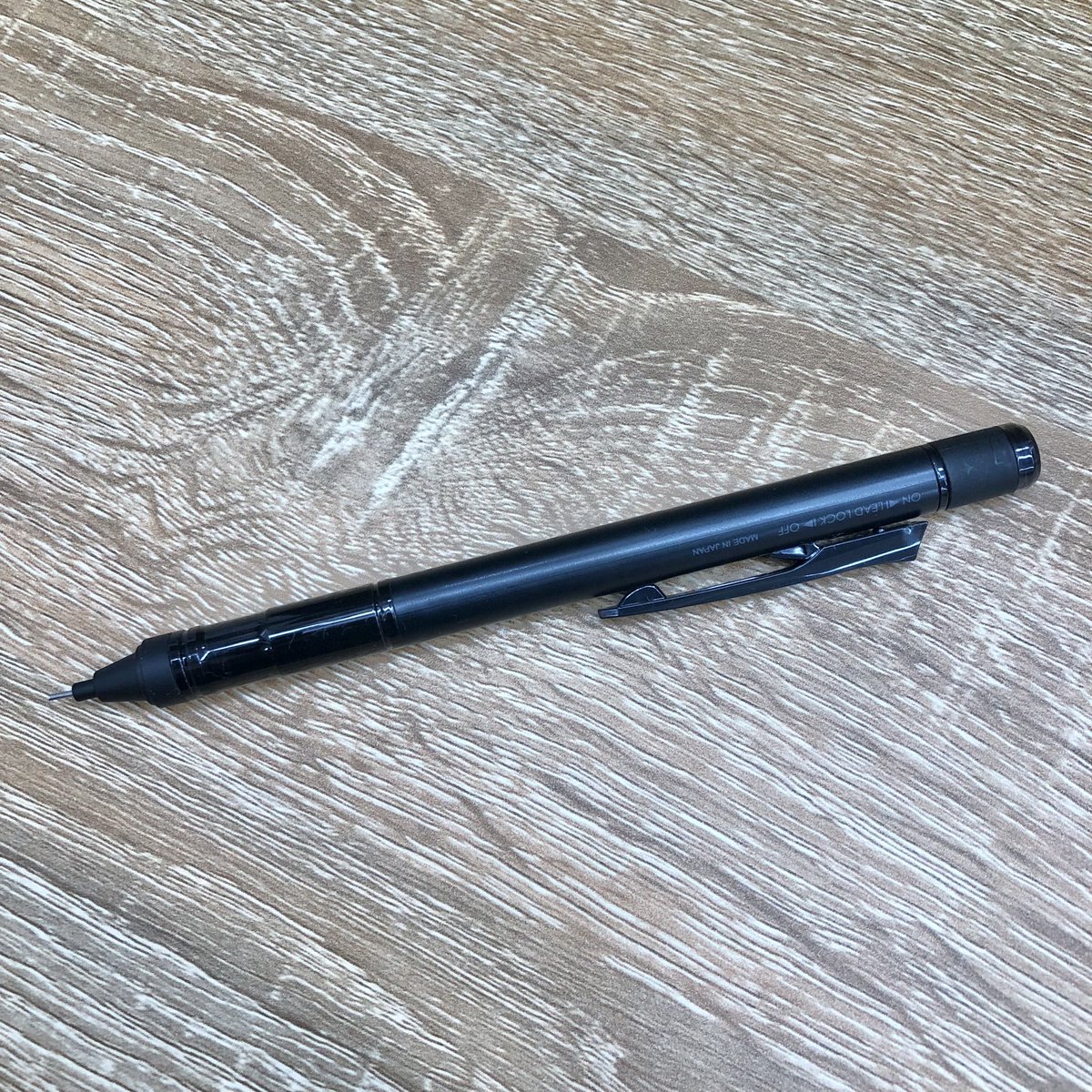Hi_NOTE_isesaki's tweet image. トンボのシャープペンシル、モノグラフに黒がかっこいいシリーズ、ブラックチューンが登場✨
消しゴムから先金具までブラックトーンを極めてます🐦⬛
是非店頭でチェックしてみてください👍
シャープペンシル 税込715円
替え消しゴム(黒)税込132円
#ハイノート #文具 #新商品 #シャープペンシル