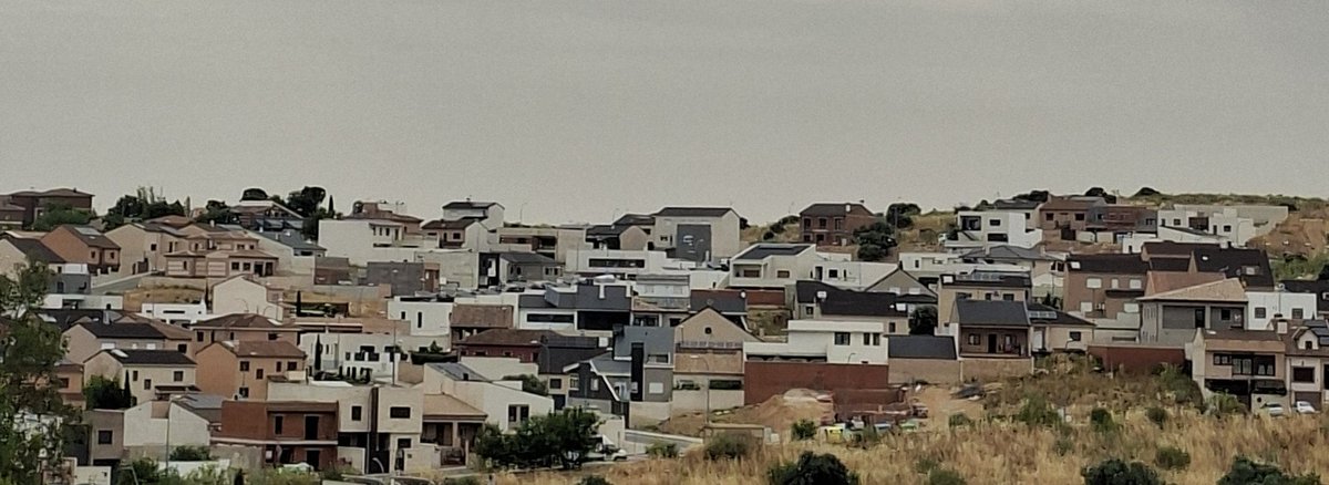 En #olias el urbanismo es  insostenible y está a la vista.
Tener que legalizar modificando las normas subsidiarias porque no se ha querido poner orden antes, cero árboles y espacios verdes, abigarramiento de construcciones y un parque con aspiraciones a jardín NO es sostenible.
